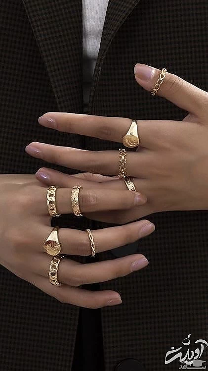 انگشتر به دست